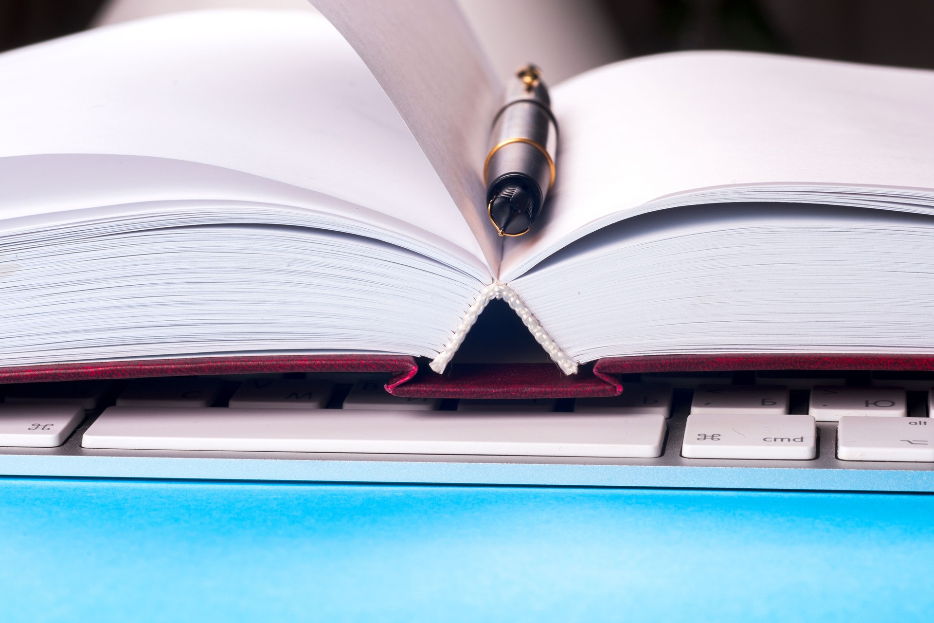 Close-up de um livro aberto e caneta.